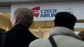 Pozemní personál berlínských letišť Tegel a Schönefeld v pátek ráno vstoupil do pětadvacetihodinové stávky za zvýšení mezd.