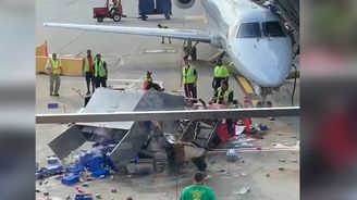 Šílený vozík v akci. Přístroj na letišti se „zbláznil“, srážce s letadlem zabránil pohotový zaměstnanec 