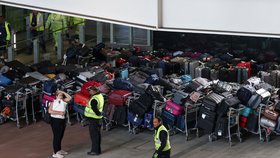 Letiště zažívají extrémní nápor: Hromady zavazadel na londýnském Heathrow.