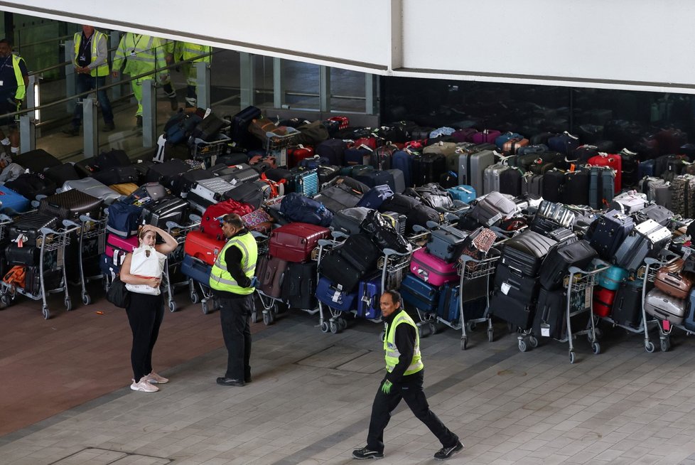 Letiště zažívají extrémní nápor: Hromady zavazadel na londýnském Heathrow.