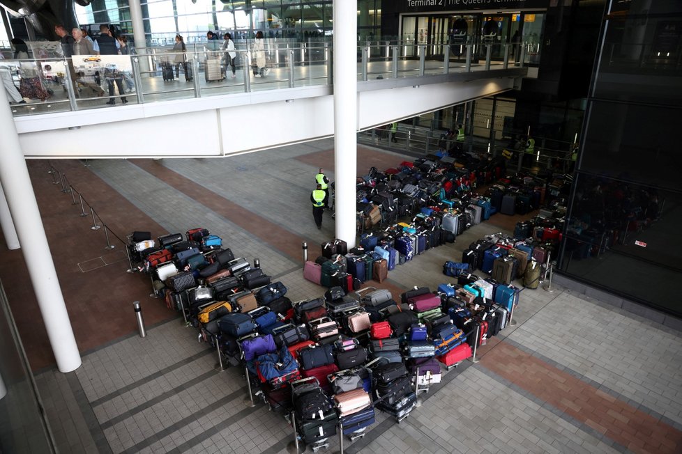 Letiště zažívají extrémní nápor: Hromady zavazadel na londýnském Heathrow.