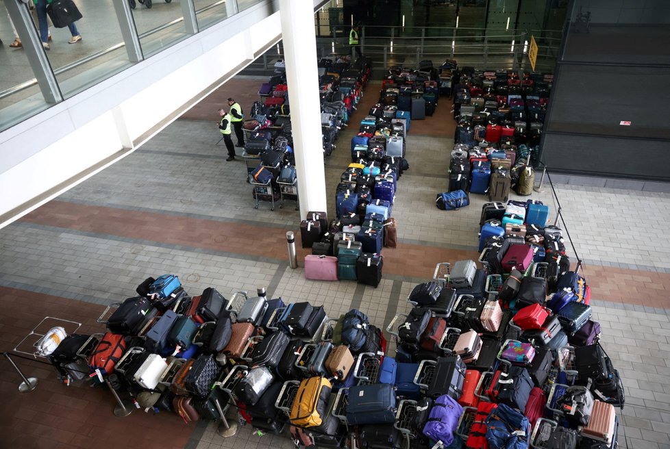 Letiště zažívají extrémní nápor: Hromady zavazadel na londýnském Heathrow.