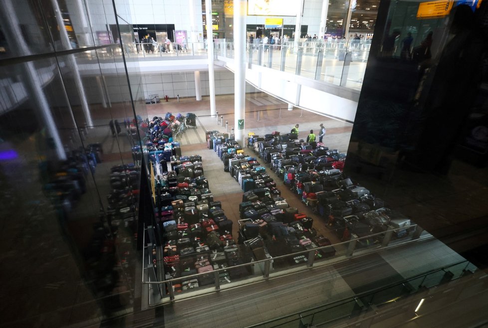 Letiště zažívají extrémní nápor: Hromady zavazadel na londýnském Heathrow.