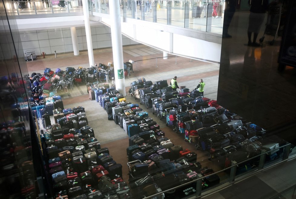 Letiště zažívají extrémní nápor: Hromady zavazadel na londýnském Heathrow.