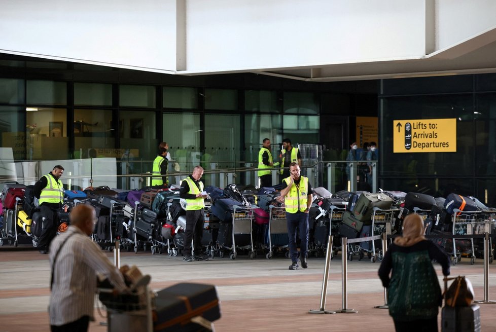 Letiště zažívají extrémní nápor: Hromady zavazadel na londýnském Heathrow.