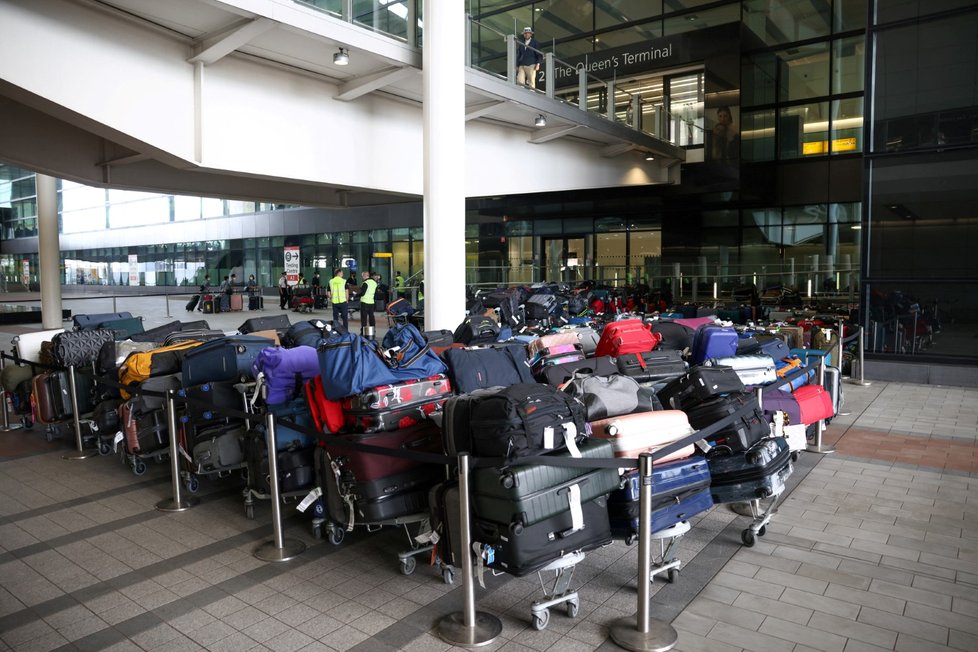 Letiště zažívají extrémní nápor: Hromady zavazadel na londýnském Heathrow.