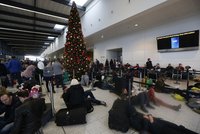 Vánoce hrůzy: Stovky lidí uvízly na letišti v Londýně