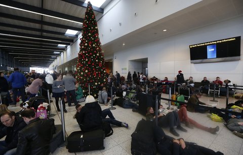 Vánoce hrůzy: Stovky lidí uvízly na letišti v Londýně