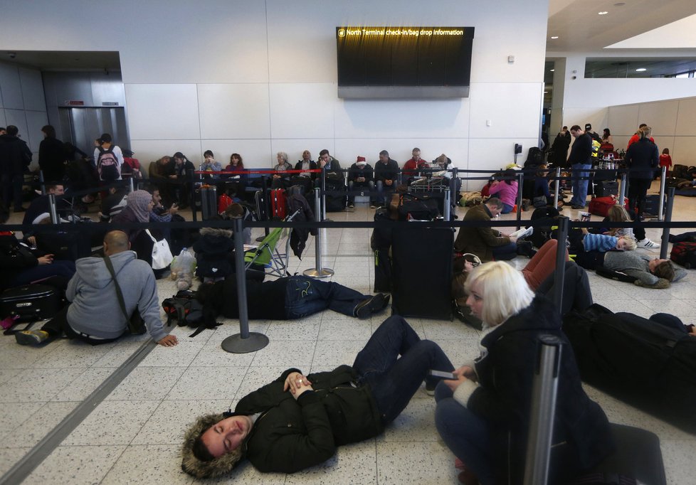 Někteří se rozhodli se na letišti prospat