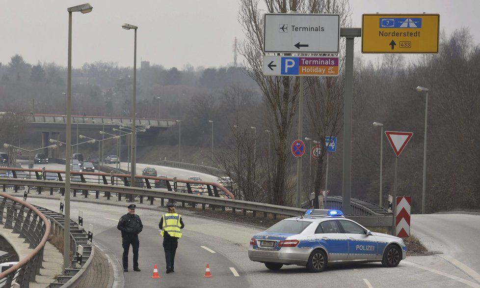 Policie uzavřela příjezdovou cestu k letišti v Hamburku. Hasiči řešili únik neznámé látky do klimatizačního systému.