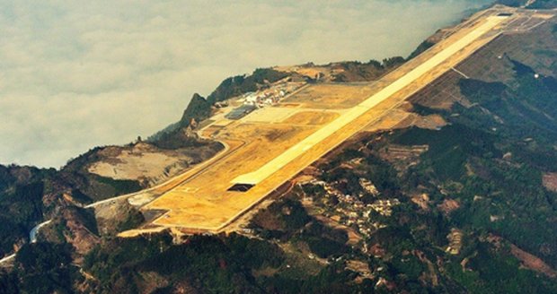 Letiště ve vrcholcích hor bylo vytvořeno tak, že dělníci museli odstřelit jejich vrcholky. A až poté začít se stavbout.