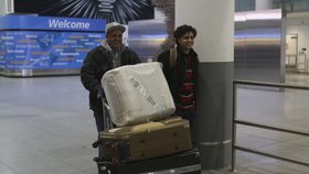 Letiště zaplavily slzy štěstí: Obyvatelé sedmi islámských zemí využívají situace a cestují do USA