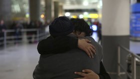 Letiště zaplavily slzy štěstí: Obyvatelé sedmi islámských zemí využívají situace a cestují do USA