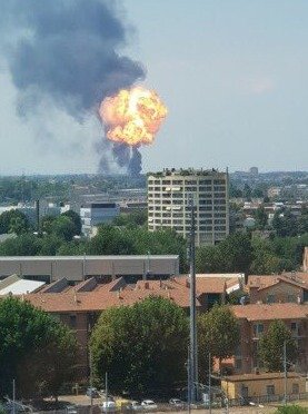 Exploze v italské Boloně: Nedaleko letiště se srazilo auto s cisternou