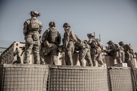 Tajná domluva mezi USA a Tálibánem: Ozbrojenci doprovázeli Američany k letišti