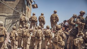 Američtí vojáci hlídají letiště v Kábulu (27.8.2021)