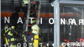 Na karlovarském mezinárodním letišti v noci hořela hlavní odletová hala.