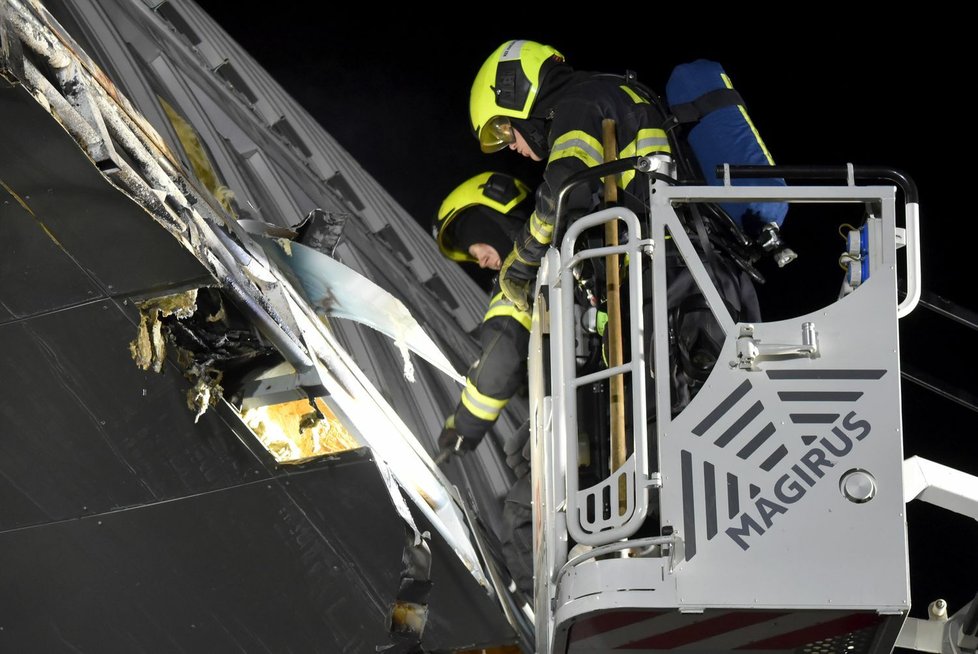 Na karlovarském mezinárodním letišti v noci hořela hlavní odletová hala.