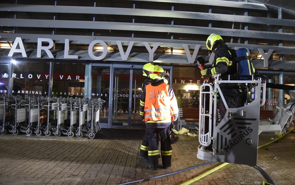 Na karlovarském mezinárodním letišti v noci hořela hlavní odletová hala.