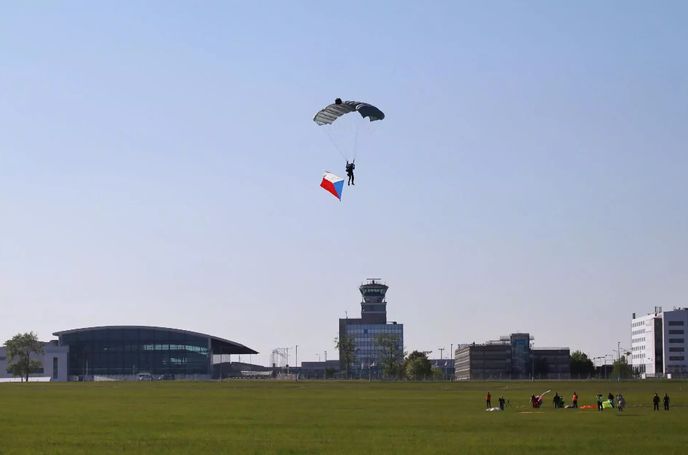 Po 70 letech se na ruzyňské letiště snesli parašutisté