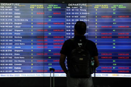 Letiště nyní zejí prázdnotou. Cestovky se obávají, že tomu tak bude i dalších několik měsíců.