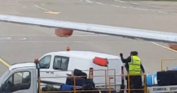 Video, které nechcete vidět! Takhle se zachází s kufry na letišti.