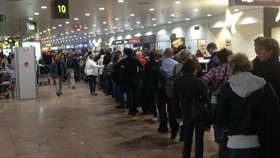 Letiště jsou přeplněná čekajícími lidmi