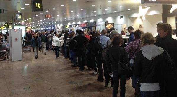Letiště jsou přeplněná čekajícími lidmi