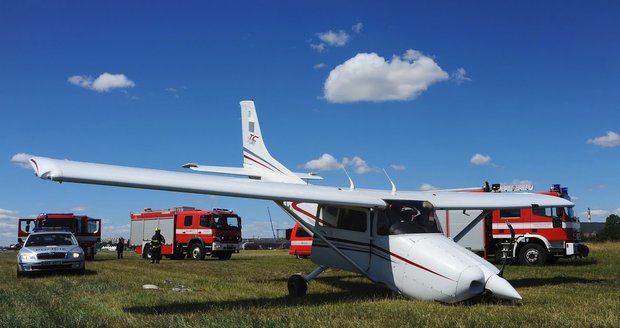 Na letišti v Letňanech se při přistání poškodilo malé sportovní letadlo.