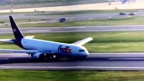 Nákladní Boeing 767 přistál v Istanbulu bez vysunuté přední části podvozku