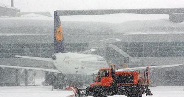 Letecká doprava kolabuje. Sníh zasypal ranveje. Letadla stojí. Ilustrační foto