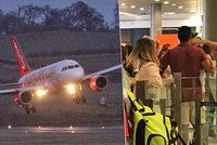 Muž s miminkem si na letišti stěžoval na třináctihodinové zpoždění: Od zaměstnance dostal pěstí