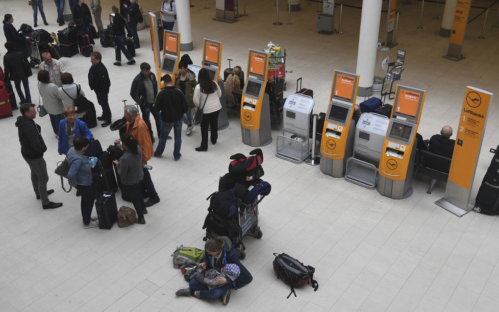 V Německu stávkují letiště. Stovky letů jsou zrušeny, lidé nemají jak odcestovat. Postiženo je i několik zpátečních letů do Prahy.