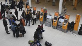 Hodiny ve frontách a zrušené lety čekají i Čechy. Německá letiště stávkují