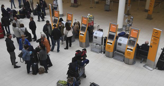 Hodiny ve frontách a zrušené lety čekají i Čechy. Německá letiště stávkují