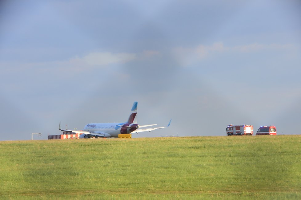 Cestující byli evakuováni kvůli údajnému požáru v zavazadlovém prostoru letadla. Nakonec se ukázalo, že šlo o planý poplach.