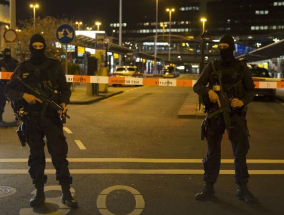 Na letišti v Amsterdamu muselo kvůli údajnému únosu letadla zasahovat policejní komando. Byl to planý poplach. (6. 11. 2019)