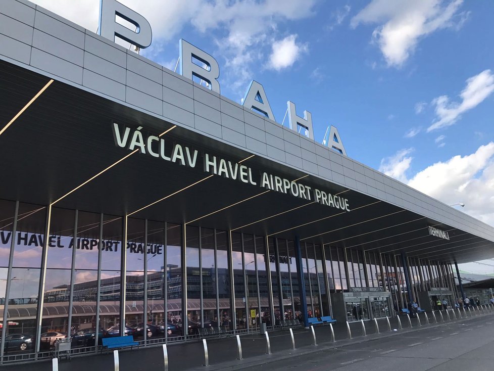Policie vyklidila Terminál 1 Letiště Václava Havla. Cestující vyhnalo podezřelé zavazadlo.