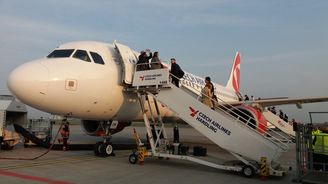 Lidé chtějí létat pořád víc, v Česku ale chybějí piloti