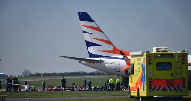 Katastrofa na pražském letišti: Boeing 737 Max nezvládl přistání a havaroval! Záchranné složky cvičí zásah