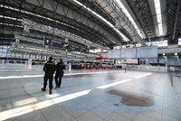 Odbavení cestujících na pražském letišti: Na přepážce před odletem nově ověřují covidové certifikáty