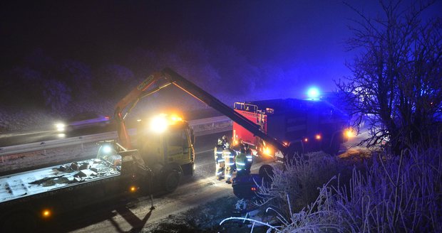 Hromadná nehoda na dálnici D7 u letiště. Dva lehce zranění.