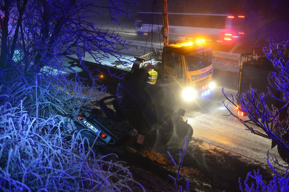 Hromadná nehoda na dálnici D7 u letiště. Dva lehce zranění