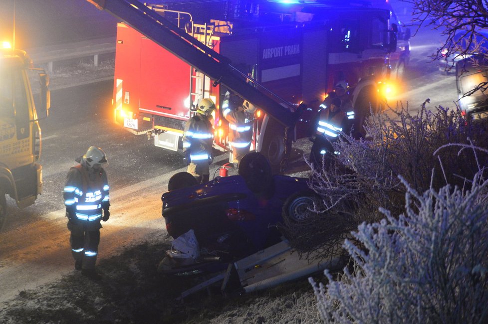 Hromadná nehoda na dálnici D7 u letiště. Dva lehce zranění.