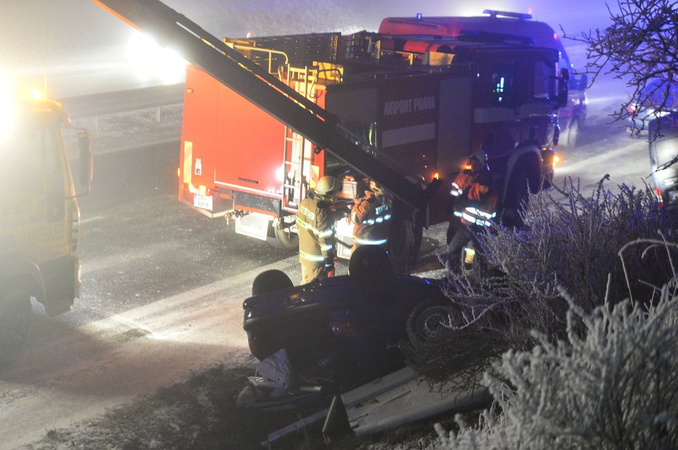 Hromadná nehoda na dálnici D7 u letiště. Dva lehce zranění.