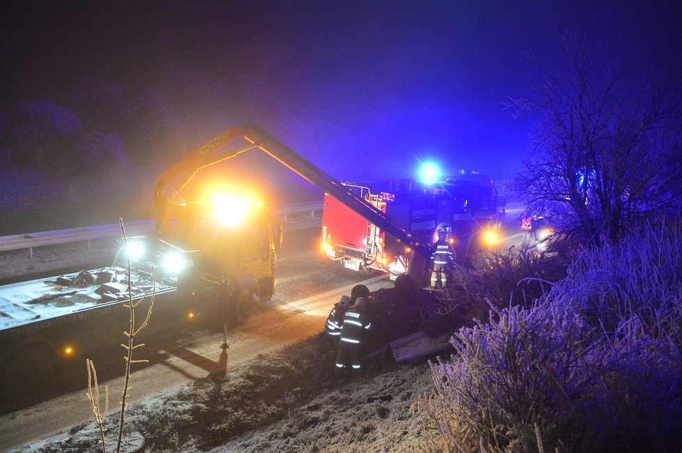 Hromadná nehoda na dálnici D7 u letiště. Dva lehce zranění