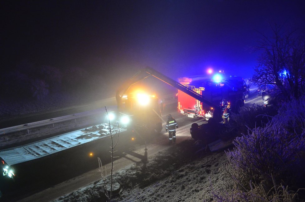 Hromadná nehoda na dálnici D7 u letiště. Dva lehce zranění