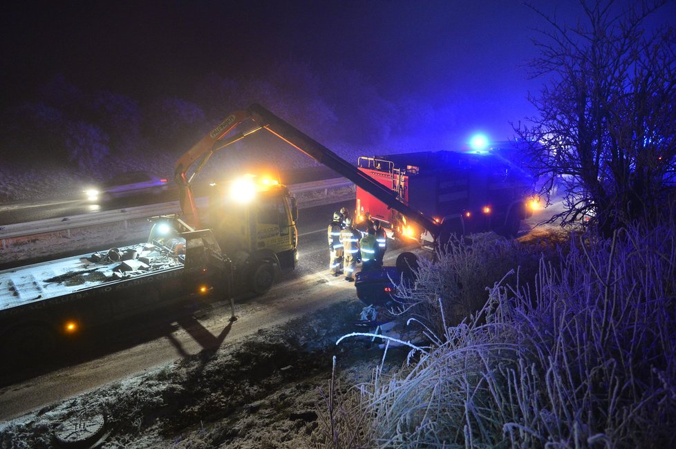 Hromadná nehoda na dálnici D7 u letiště. Dva lehce zranění