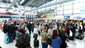 Letiště Praha - Ruzyň: Lidé marně čekají na svoje lety