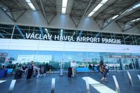 Opakované přistání na pražském letišti kvůli srdeční zástavě! Cizinka zemřela, další cestující je v nemocnici